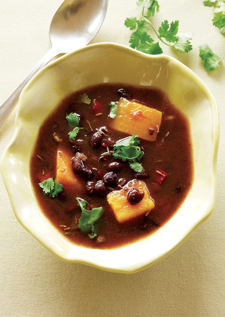 Soupe épicée aux haricots noirs et à la courge
