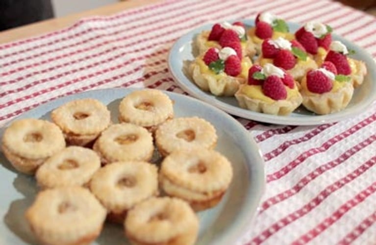 Mini-tartelettes aux pommes et barquettes aux framboises