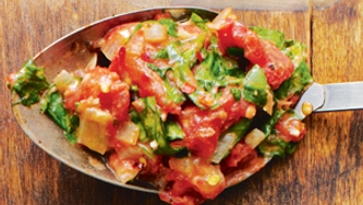Tomates et épinards au beurre d’arachide