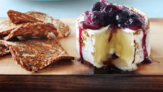 Brie au four, sauce aux bleuets