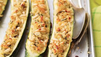 Courgettes farcies aux pignons et citron