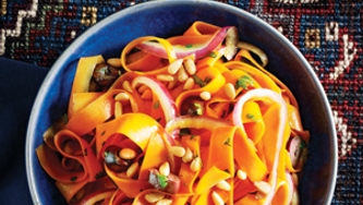Salade de rubans de carotte aux pignons
