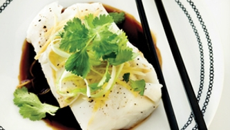 Morue au gingembre à la vapeur, oignons verts et coriandre