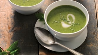 Potage aux pois verts et à la menthe
