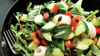 Salade de litchis et de concombres, vinaigrette à la lime et au basilic thaï