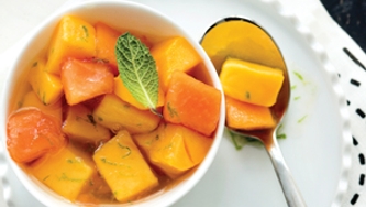 Salade de papaye et mangue fraîches, sirop à la citronnelle et au gingembre