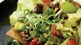 Sauté de bœuf et de légumes en coupelles de laitue