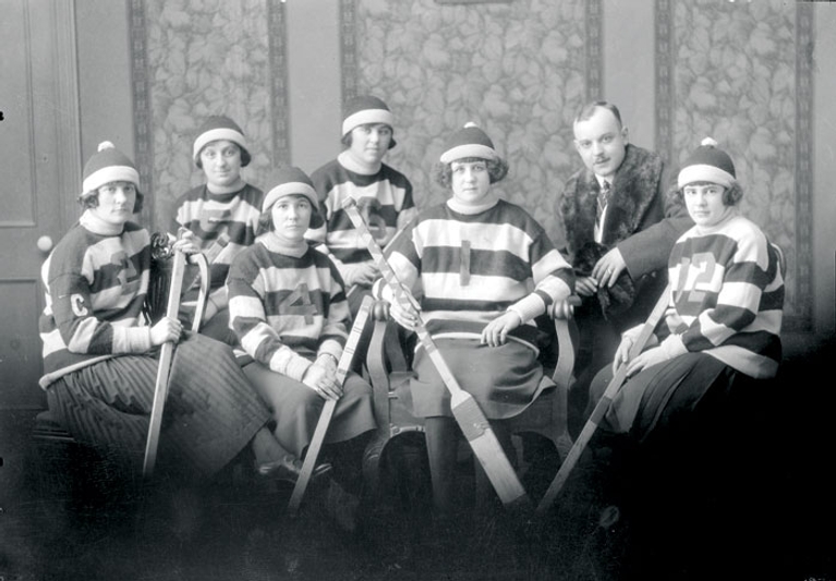 Nos Glorieuses : les filles aussi jouent au hockey!