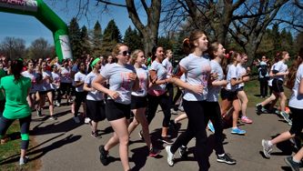 Des adolescentes dans la course