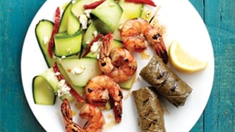 Brochettes de crevettes et feuilles de vigne farcies