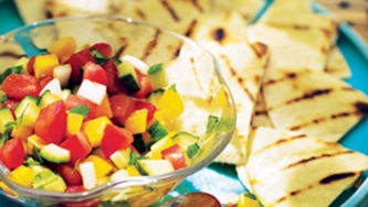 Salsa gaspacho et croustilles de tortillas