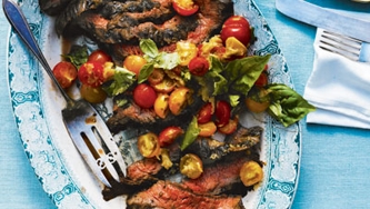 Biftecks de flanc et tomates à l’ail