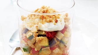 Verrines de ratatouille, crème au chèvre et à la sauge et crumble