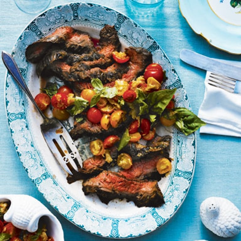 Biftecks de flanc et tomates à l’ail