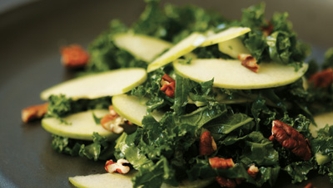 Salade de chou frisé, pomme verte et pacanes