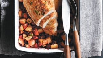 Poitrine de dinde rôtie, chutney au bacon et aux canneberges