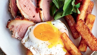 Jambon jerk, servi avec œufs et frites