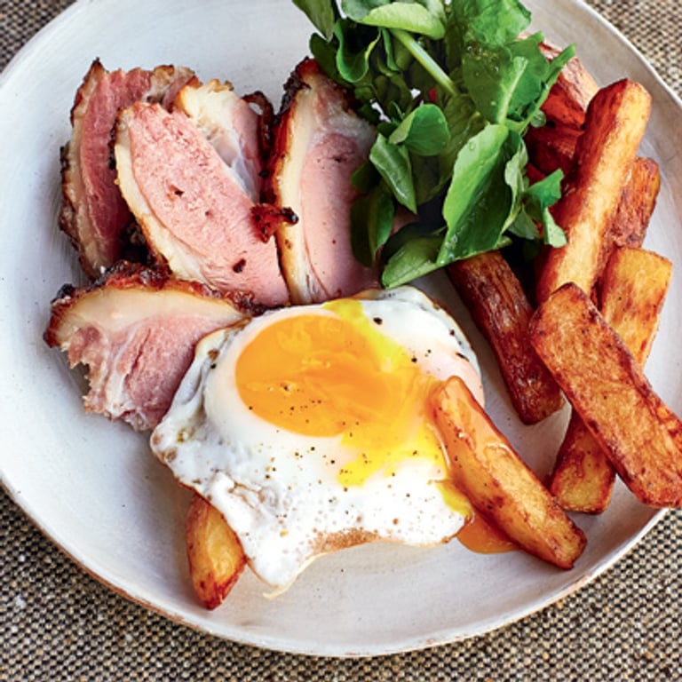 Jambon jerk, servi avec œufs et frites