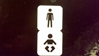 Des tables à langer dans les toilettes pour hommes?