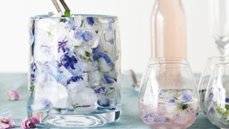 Idée déco: des fleurs dans un glaçon