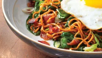 Nouilles ramen au sésame, avec œuf et bacon