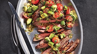 Bifteck de flanc sur le barbecue et salsa tomates et avocats