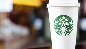 On mijote l’actu: un policier poursuit Starbucks + 5 façons différentes de boire son café