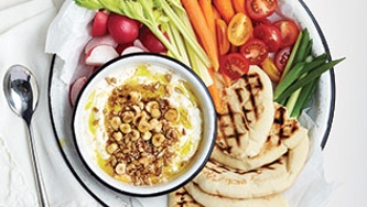Trempette de labneh aux noisettes grillées