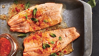 Filets de truite arc-en-ciel sucrés et piquants sur le barbecue
