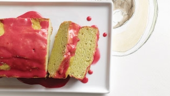 Quatre-quarts à l’avocat  et coulis de framboise