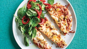 Pizza aux palourdes et salade d’épinards