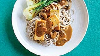 Nouilles soba, tofu, champignons et bok choys