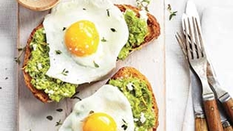 Tartine aux petits pois et aux œufs