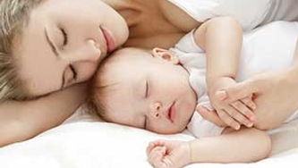 Les parents et le doute: faut-il laisser pleurer bébé?