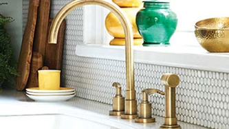 Déco cuisine: trucs de pro pour la pose d’un dosseret