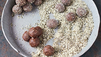 Boules d’énergie aux dattes, au cacao et aux graines de citrouille, de Jamie Oliver