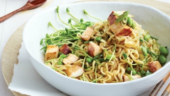 Ramen au poulet et aux pousses de petits pois
