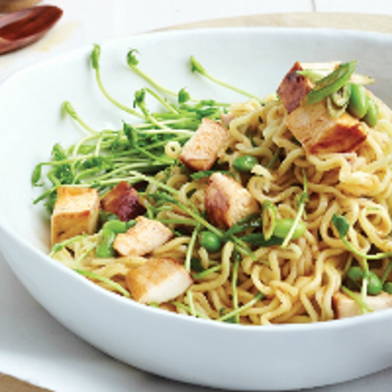 Ramen au poulet et aux pousses de petits pois