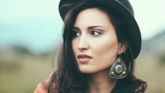 Shopping : 10 façons de porter avec style les boucles d’oreilles imposantes