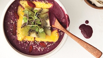 Bol de smoothie complètement baies
