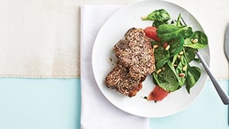 Côtelettes d’agneau au zaatar et salade d’épinards au pamplemousse rose