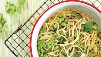 One-pot-pasta: Soba aux edamames et au gingembre