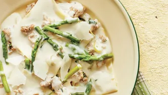 One-pot-pasta: lasagnes fraîches, sauce crémeuse au poulet et aux asperges