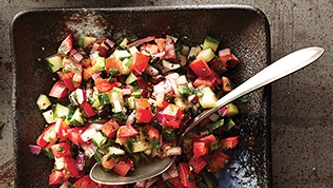 Salade de tomates, concombre et persil