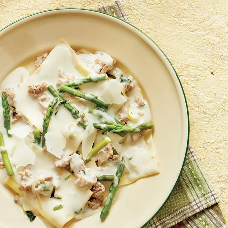 One-pot-pasta: lasagnes fraîches, sauce crémeuse au poulet et aux asperges