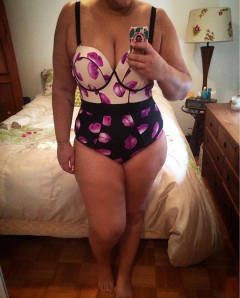 Joanie Pietracupa revêtant un maillot de bain fleuri