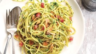 Linguines au pesto de roquette et à la pancetta