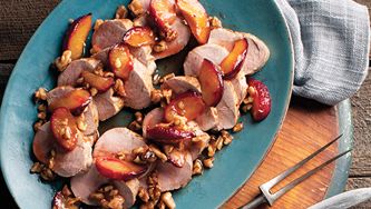 Filets de porc rôtis, garniture de prunes à la cannelle