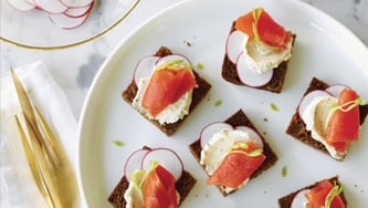 Canapés au Boursin Poivre Noir Concassé et au saumon fumé
