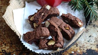 Biscottis au cacao, noix du Brésil et canneberges